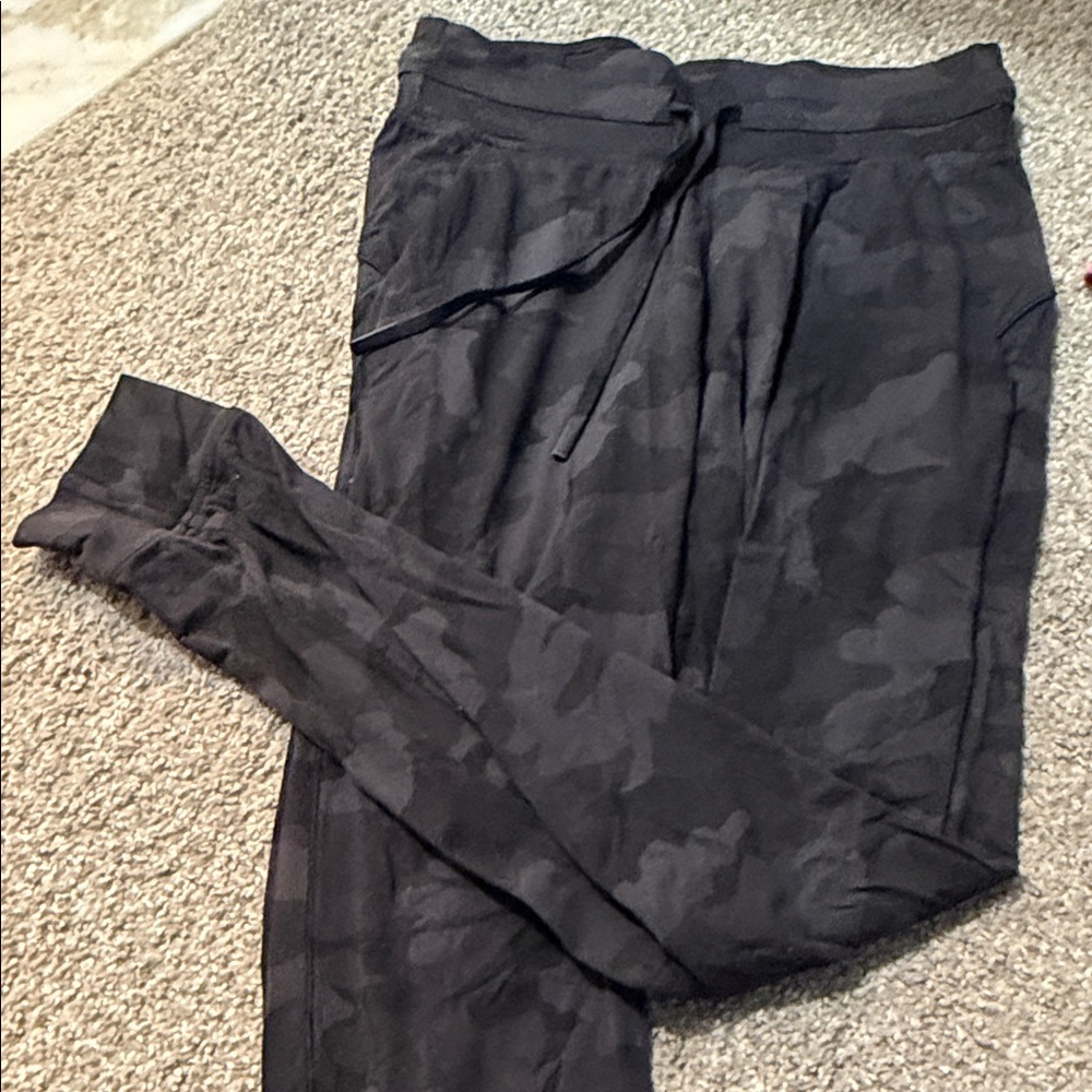 Lululemon Women’s black camo joggers